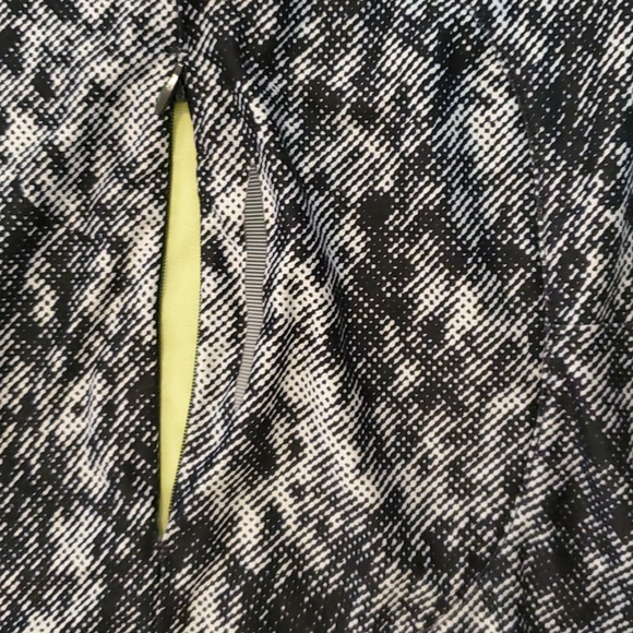 CLOSET CLOSING 7/31 Black and White Under Armour Running Quarter Zip - Picture 7 of 7